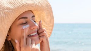 آیا در خانه هم باید ضدآفتاب بزنیم؟